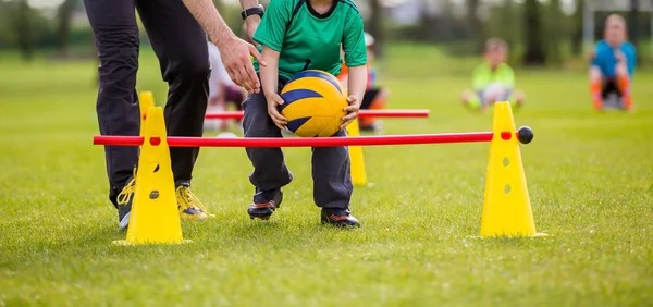 解析现代棒球的极端守备布阵规则修改前后的战术博弈